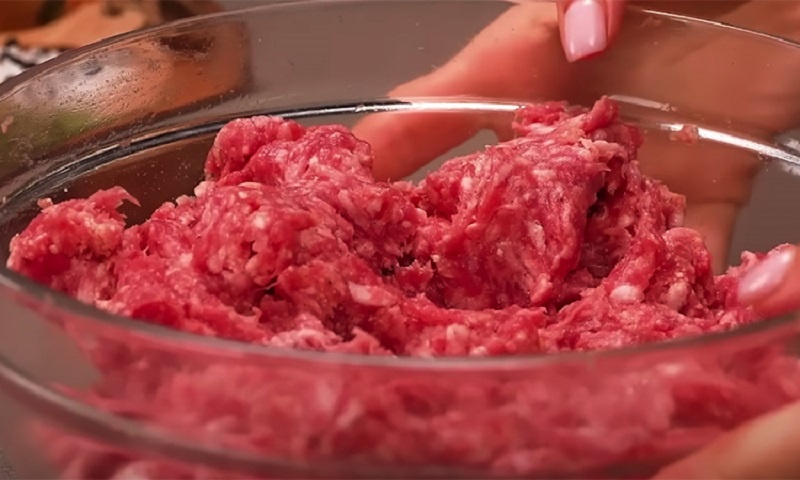 Мясной рулет из фарша с сыром и салями — эффектное блюдо для любого случая