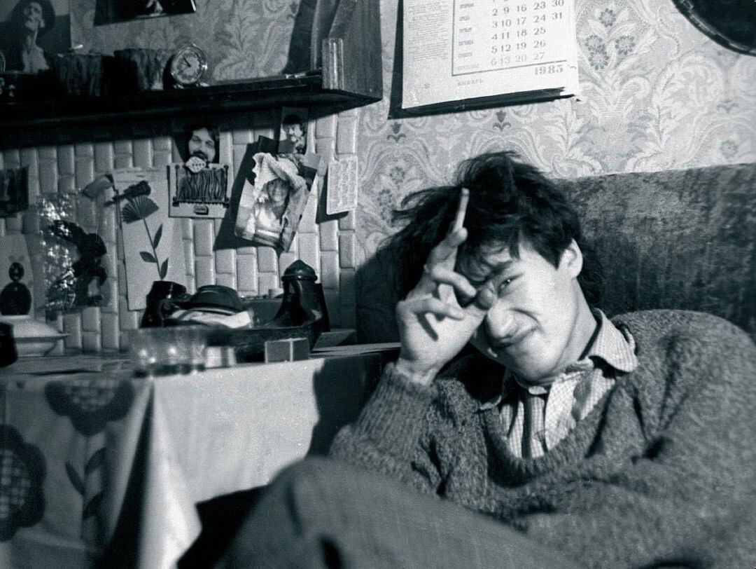 Виктор Цой (источник https://i.pinimg.com/originals/8c/0b/7e/8c0b7e921ec6ba0ee5b72a5bb02ea91d.jpg?nii=t)