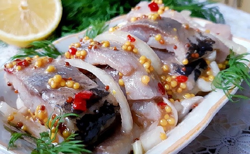 Селёдка с горчичным маринадом: как простое блюдо затмевает дорогую рыбу на праздничном столе