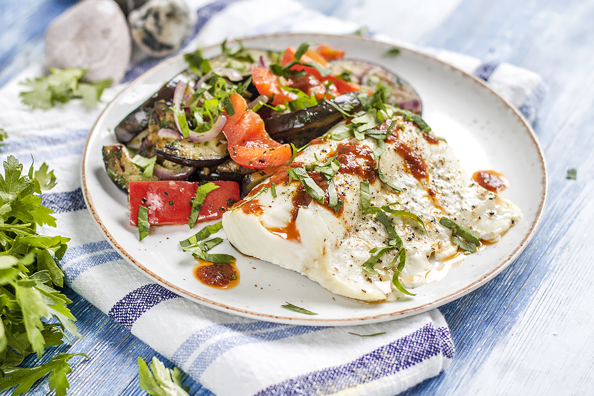 Треска с соусом Пири-Пири и салатом из печёных баклажанов