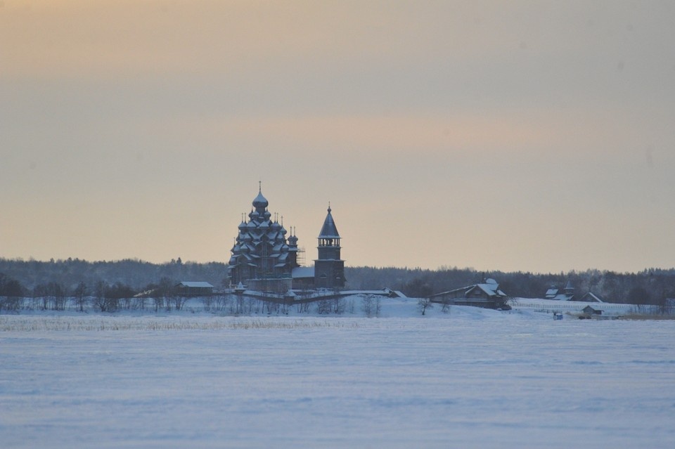    На Онежском озере недалеко от Кижей чуть не погибла семья туристов из Петербурга. Олег РУКАВИЦЫН