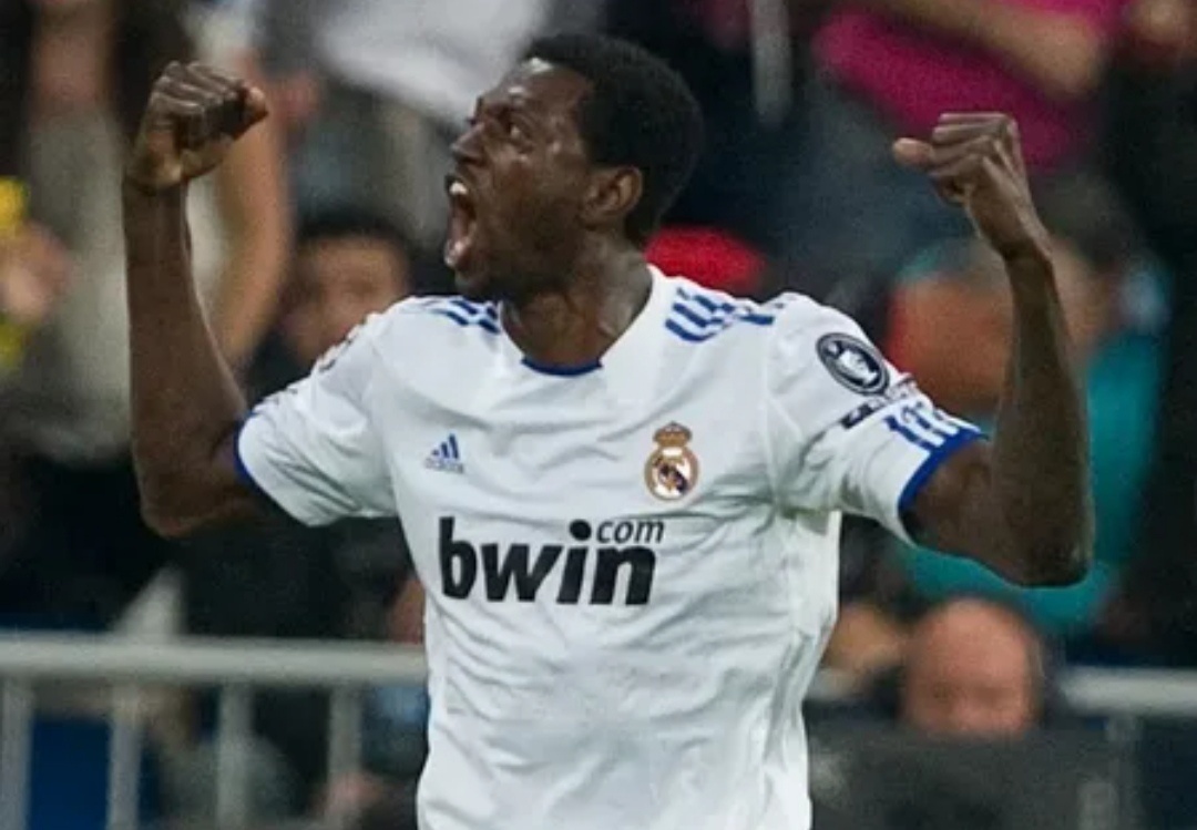 Адебайор во время выступлений за Реал Мадрид