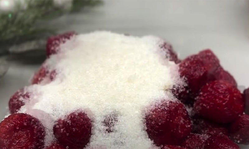 Как приготовить нежнейший клубничный десерт без духовки и желатина: кусочек лета в зимние холодные вечера