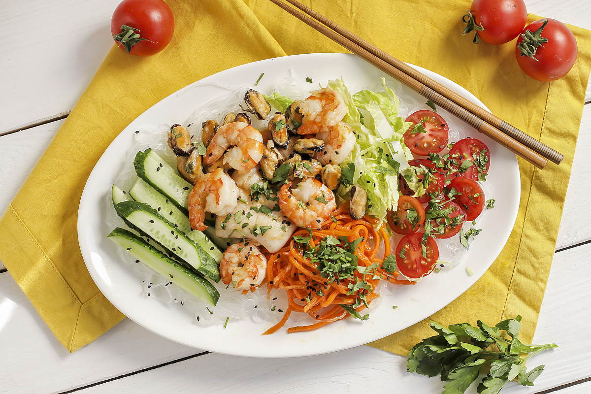 Салат Чан-Цзы с морепродуктами, фунчозой и пекинской капустой