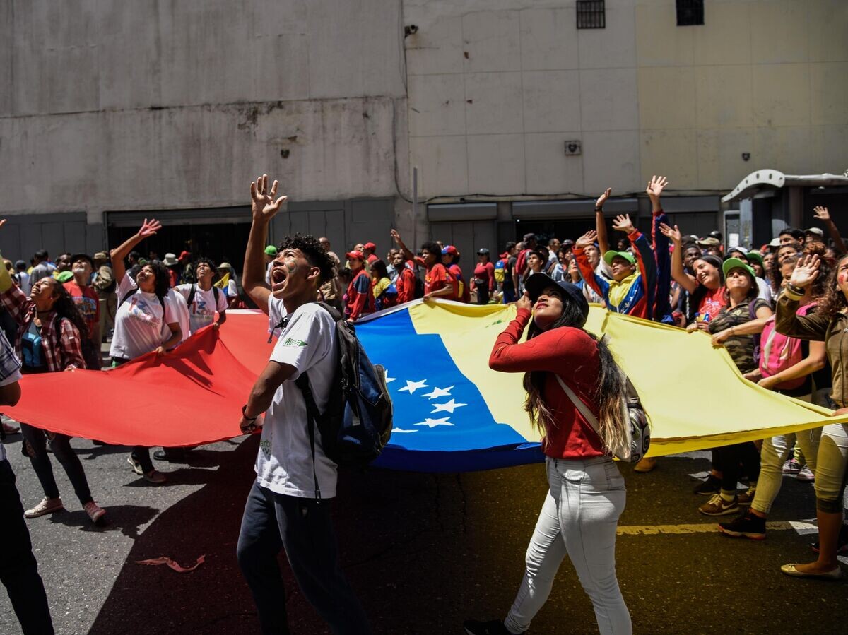    Участники акции протеста против санкционной политики США на одной из улиц Каракаса | © РИА Новости / Каролина Кабрал