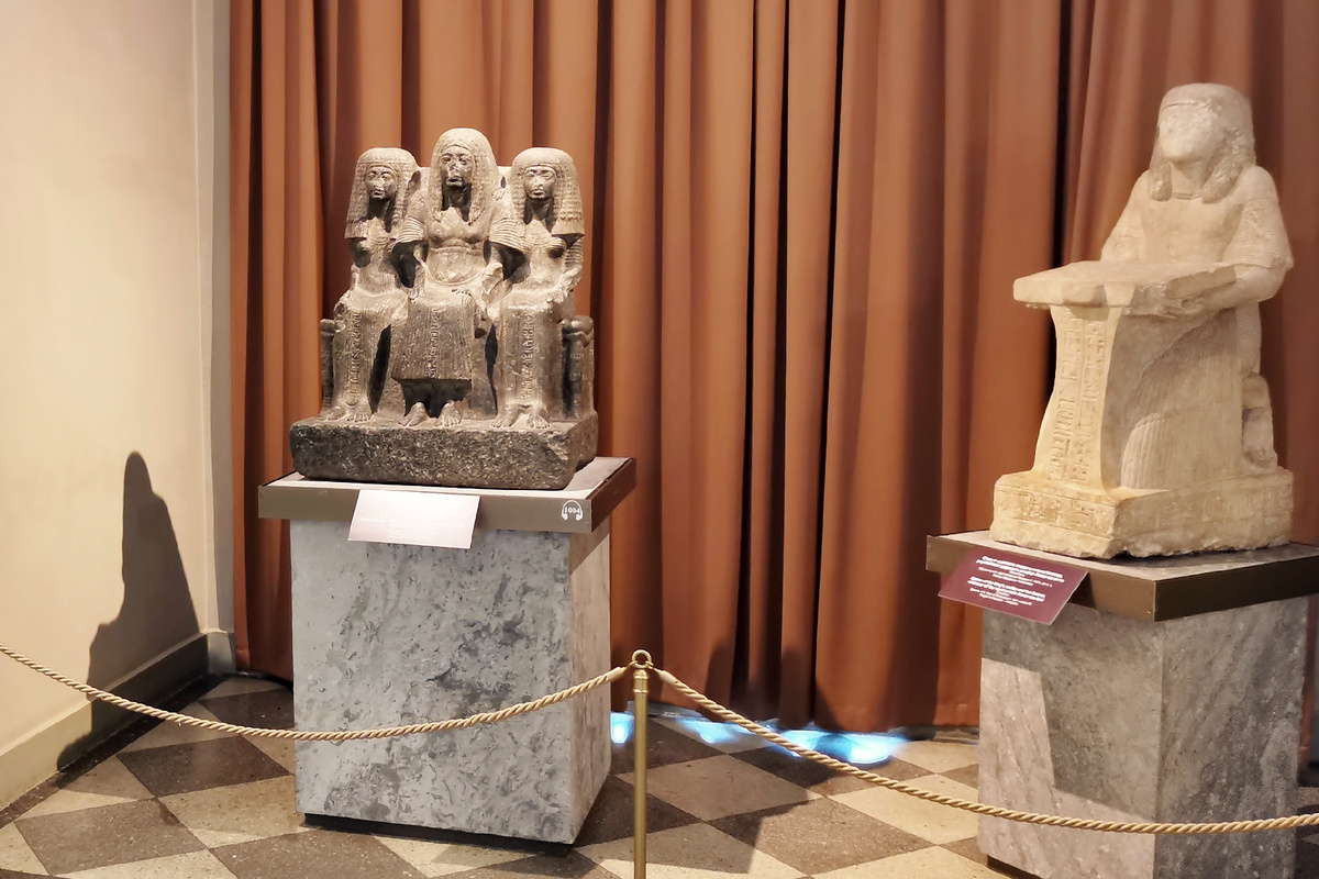 Градоначальник Фив (столица древнего Египта) Аменемхеб с женой и матерью Древний Египет Конец XIV - начало XIII вв. до н.э. Фото автора.