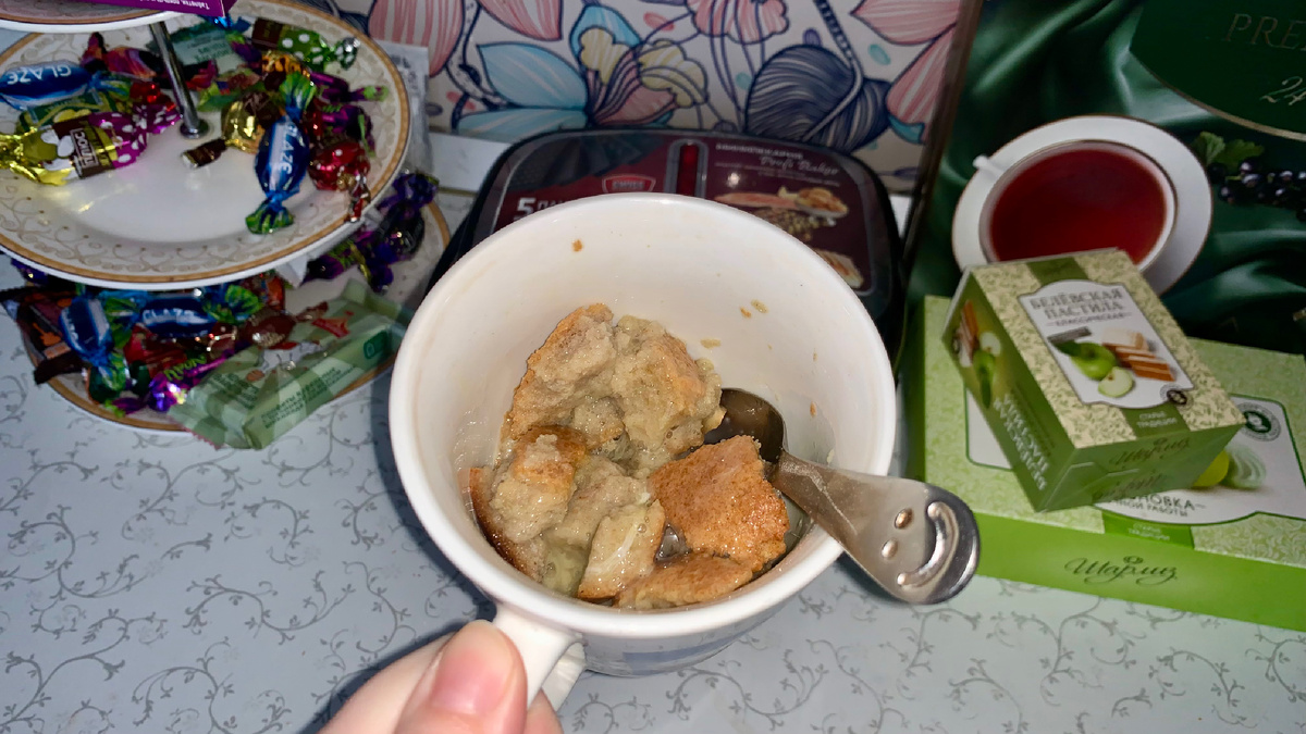 Сырое яйцо с хлебом