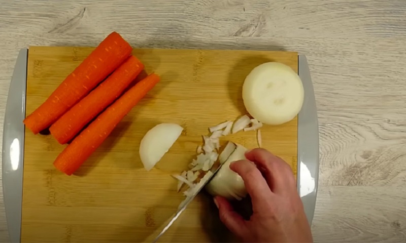 Чебуреки без теста: нежные рулетики в листьях пекинской капусты для уютного семейного ужина