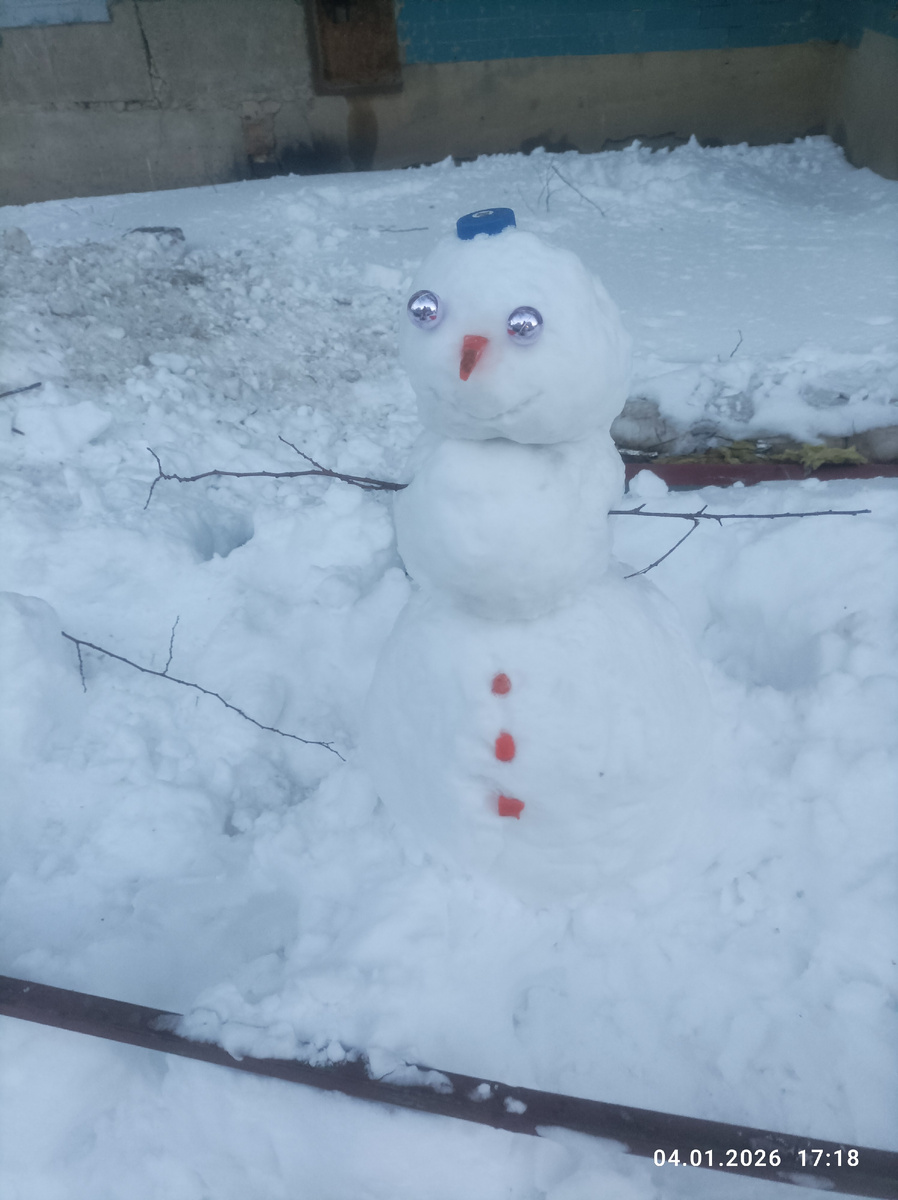 Снеговичок в одном из дворов. 