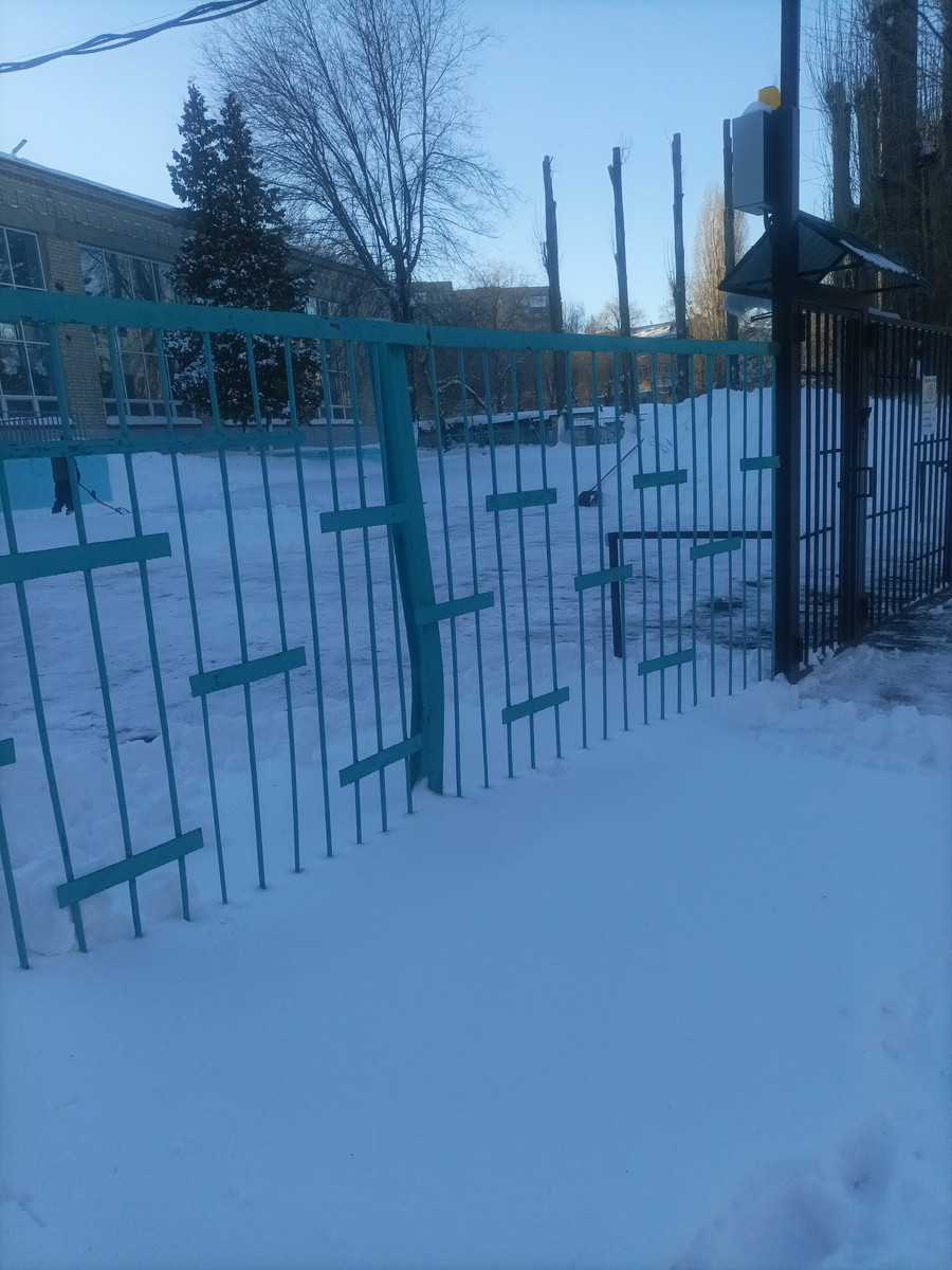 Школьный двор. Мужчина в одиночку проделал колоссальную работу, и она еще не закончена! 