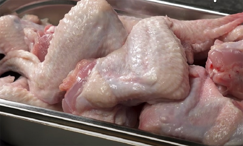 Как сделать куриные крылья вдвое мягче: неожиданный ингредиент для сочности и вкуса