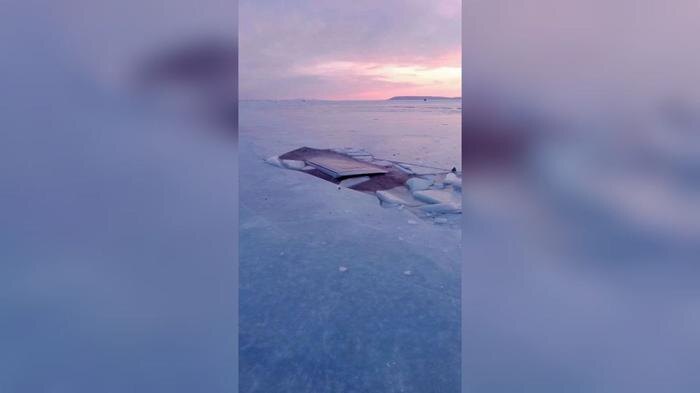 Пять автомобилей ушли под лёд в Амурском заливе в Приморье. Обложка © MAX /МЧС Приморского края