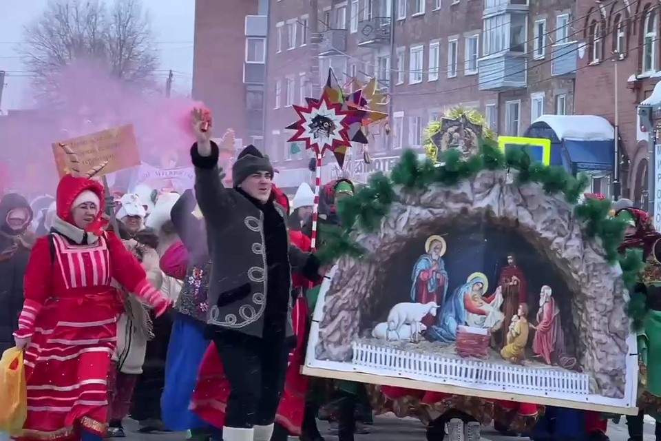    Большое рождественское шествие прошло в Мариинске. Кадр видео