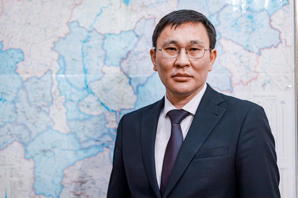 Георгий Михайлов ищет на карте нормальные школы. Их нет, все потенциально малокомплектные...