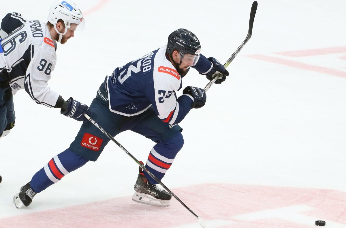    21-летний уроженец Чкаловска Глеб Чесноков забросил 5-ю шайбу в 16-м сезоне ВХЛ (10 очков за 41 матч)