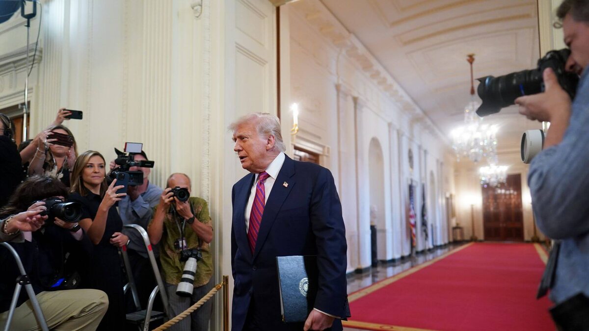    Президент США Дональд Трамп перед подписанием законопроекта GENIUS