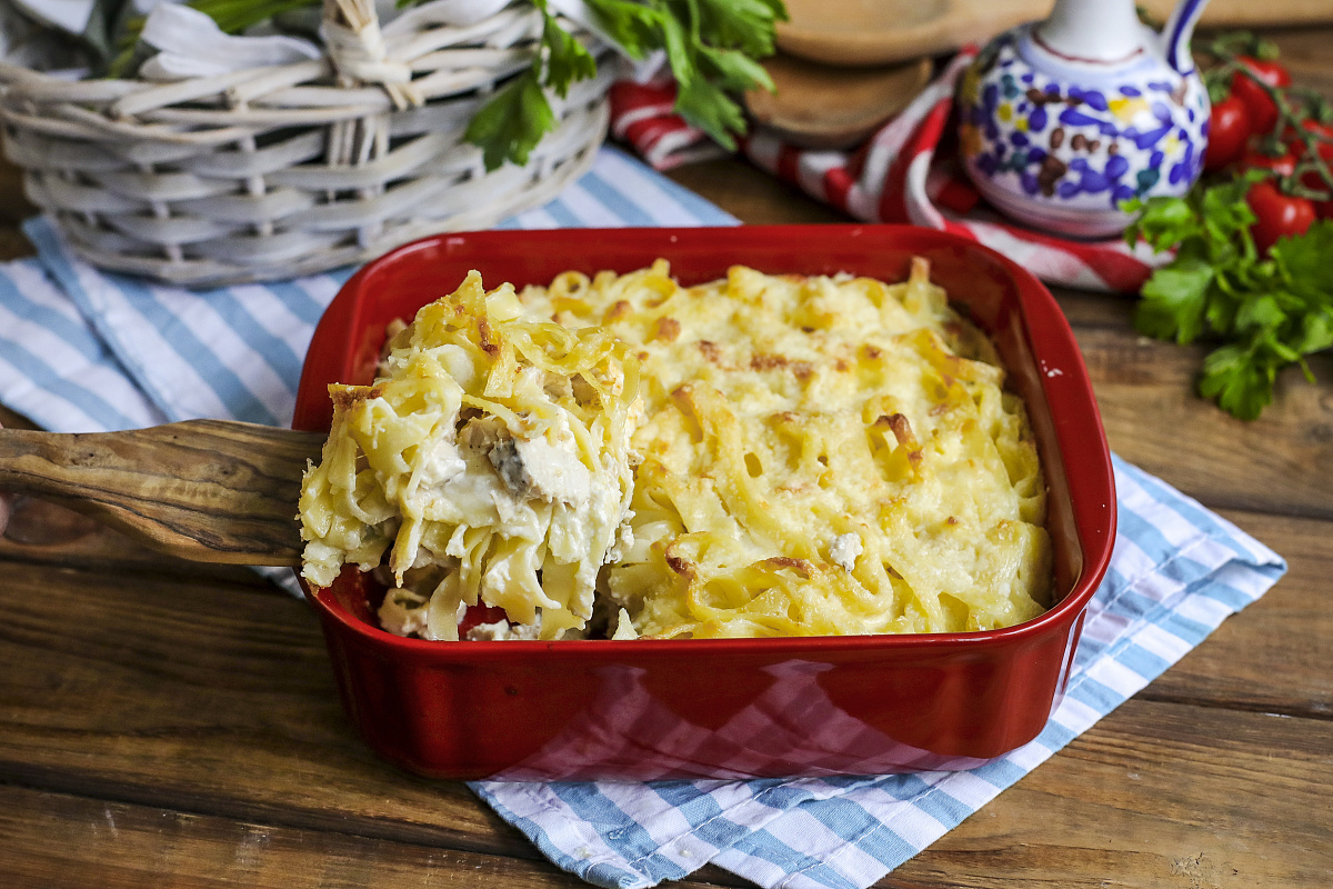 Запеканка из фетучини с копчёной индейкой и моцареллой