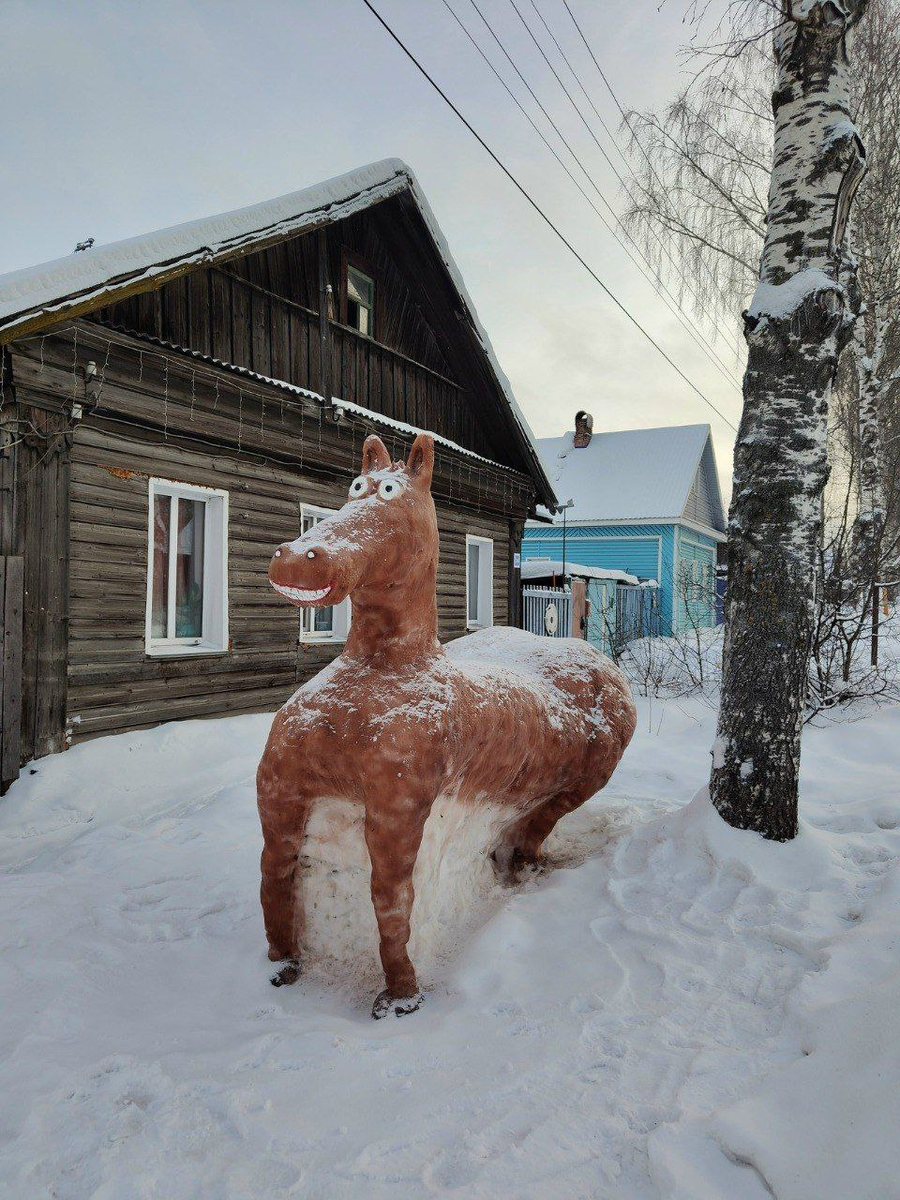 Где-то в Кировской области. Пальто уже нету