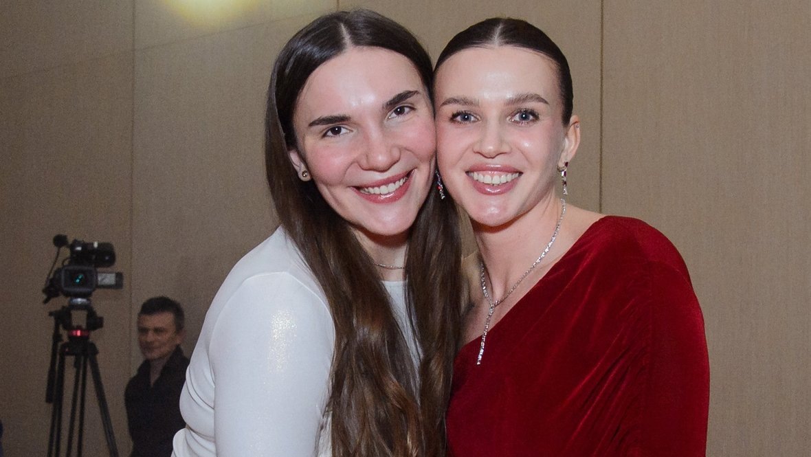    Мария Клюндикова и форвард БК УГМК Анастасия Шилова.из личного архива