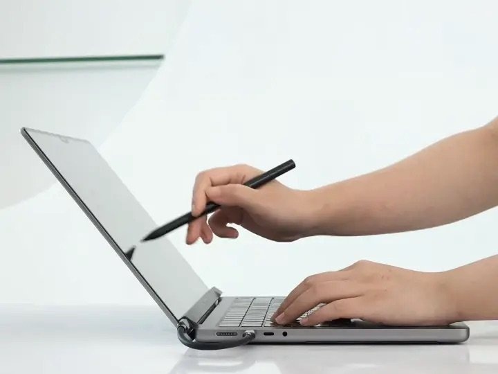    А еще этот гаджет отлично спасает дисплей макбука от пыли и царапин