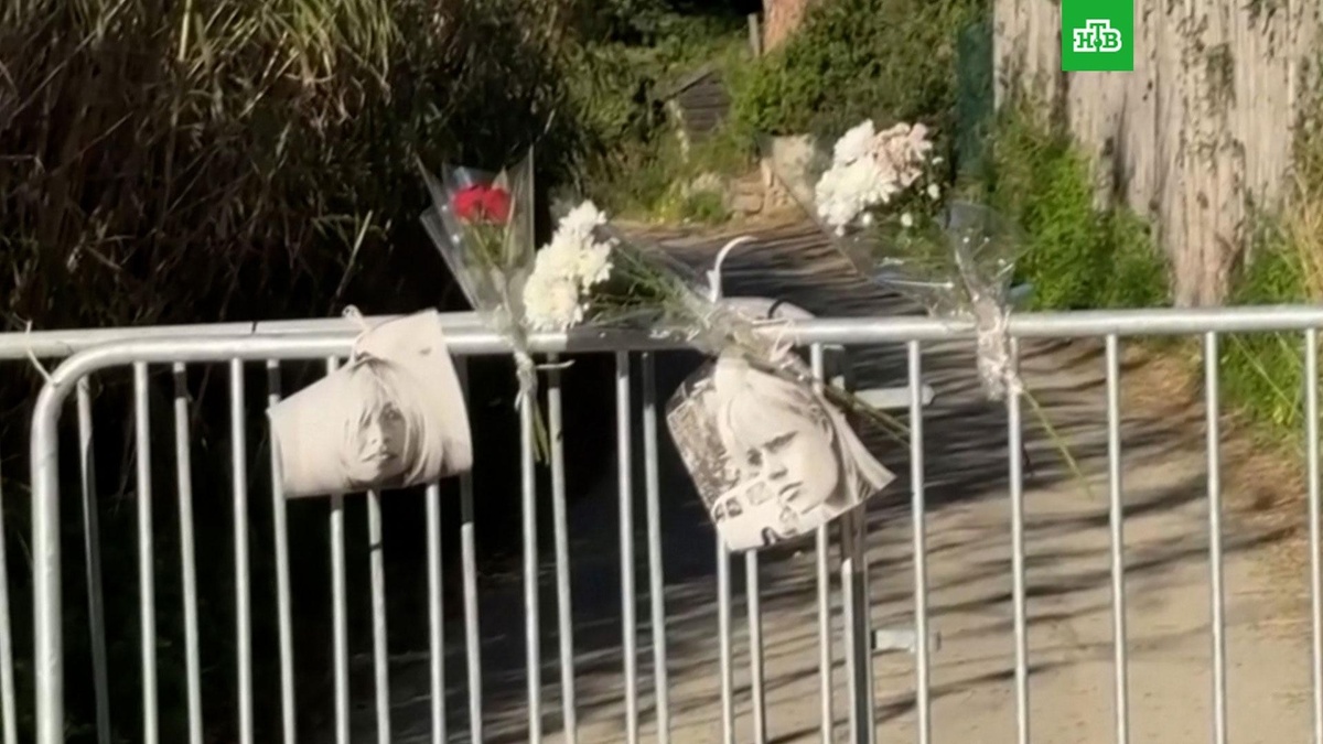    Французы несут цветы к дому Брижит Бардо