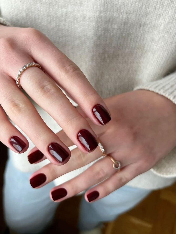 Глубокий красный с винным или коричневым подтоном