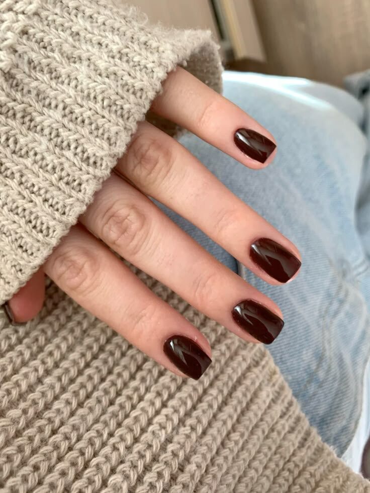 
Коричневая гамма становится одной из ключевых в маникюре 2026 года.