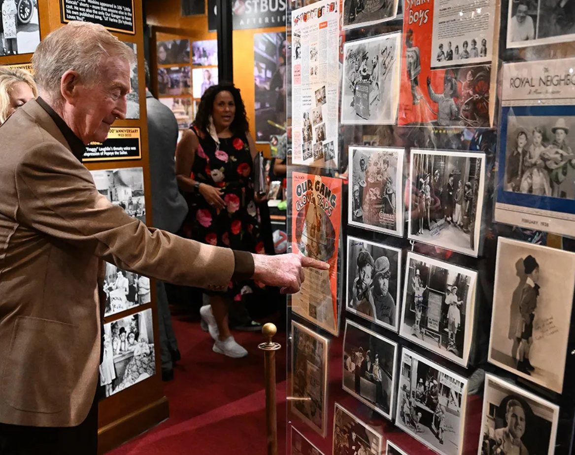 Сидни Кибрик указал на свою фотографию на голливудском праздновании короткометражек "Наша банда" в 2022 году.