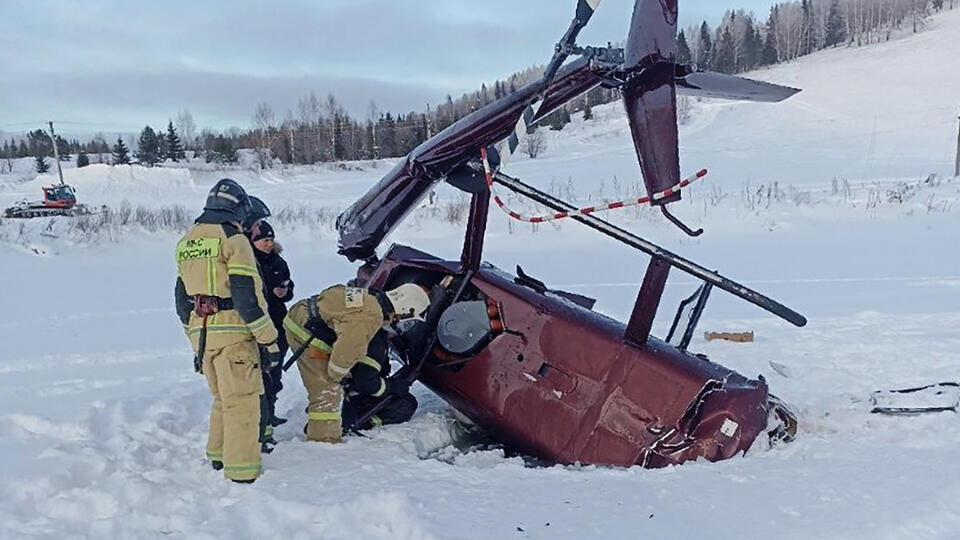     Видео момента крушения вертолета в Пермском крае РИА Новости/МЧС РФ