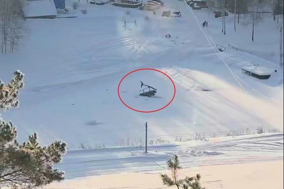    Вертолет упал на склон. Фото: скрин с видео, предоставленного «КП-Пермь» автором ролика. .