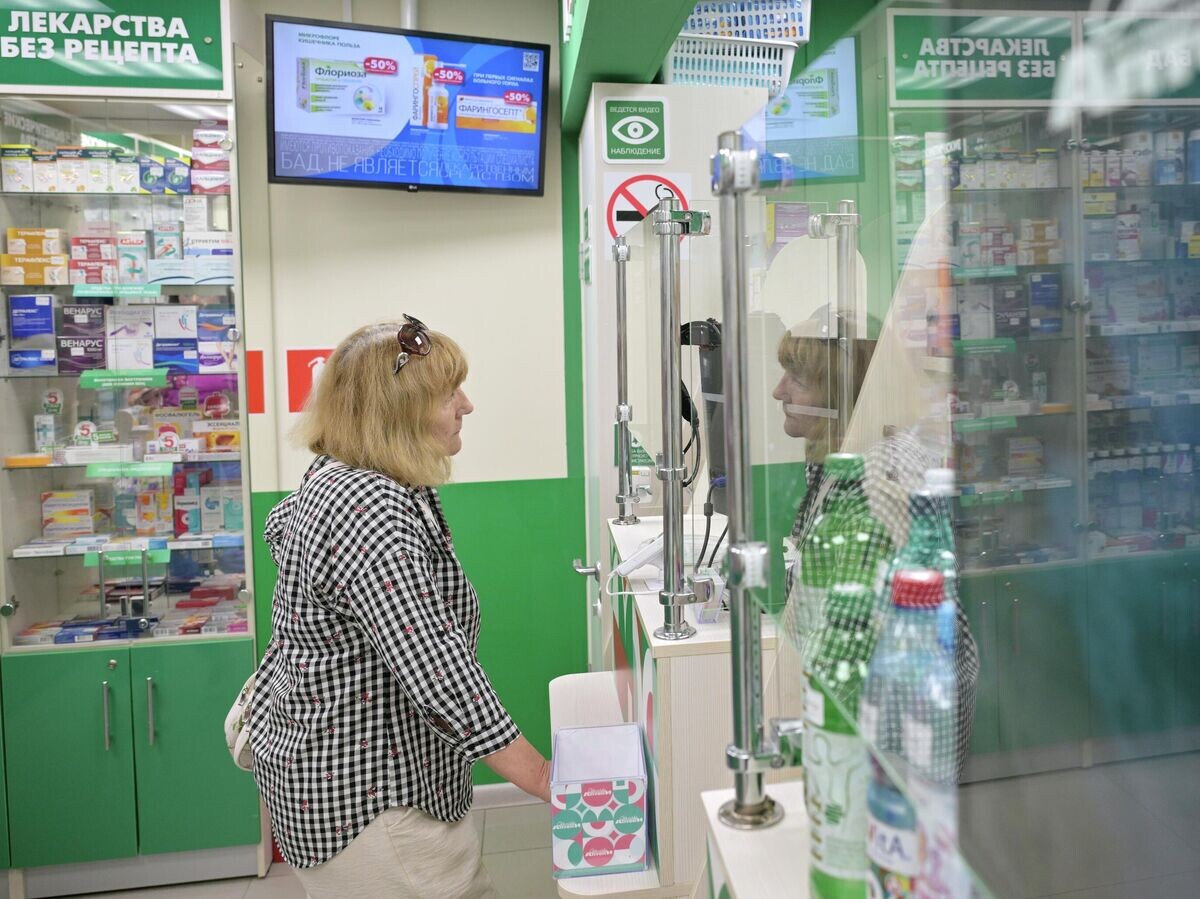    Покупательница в социальной аптеке "Столички" в Москве | © РИА Новости / Алексей Никольский
