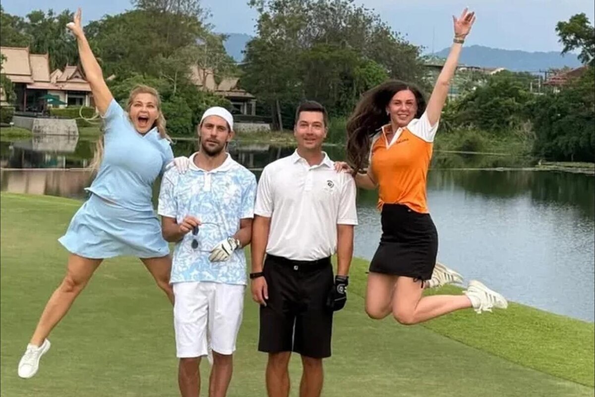    Ирина Пегова с Сергеем Мариным и друзьями на отдыхе. соцсети