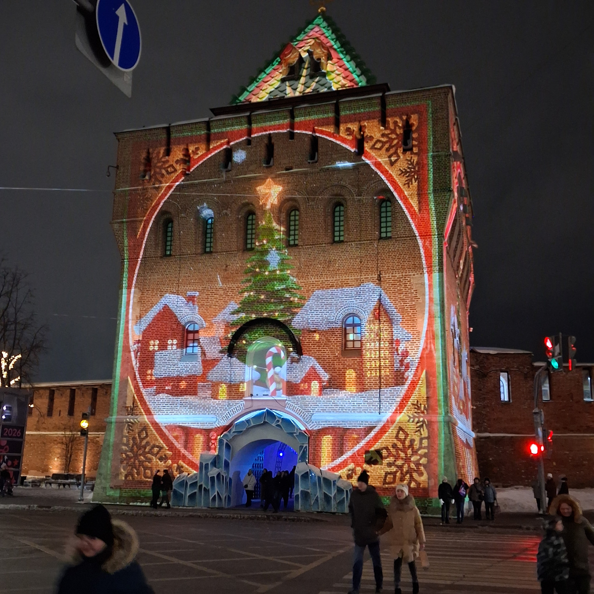 Дмитриевская башня Нижегородского кремля в свете огней. Фото автора. 
