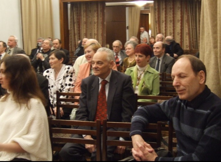 из личного архива, я там выглядываю из-за спины Эдуарда  Столяра (поэт), в розовом пиджаке и со странным хохолком на голове