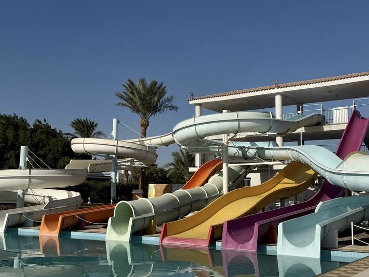 «У нас вообще зарплаты позволяют съездить только до деревни». После праздников даже Desert Rose 5* в Хургаде стал по цене «деревни»