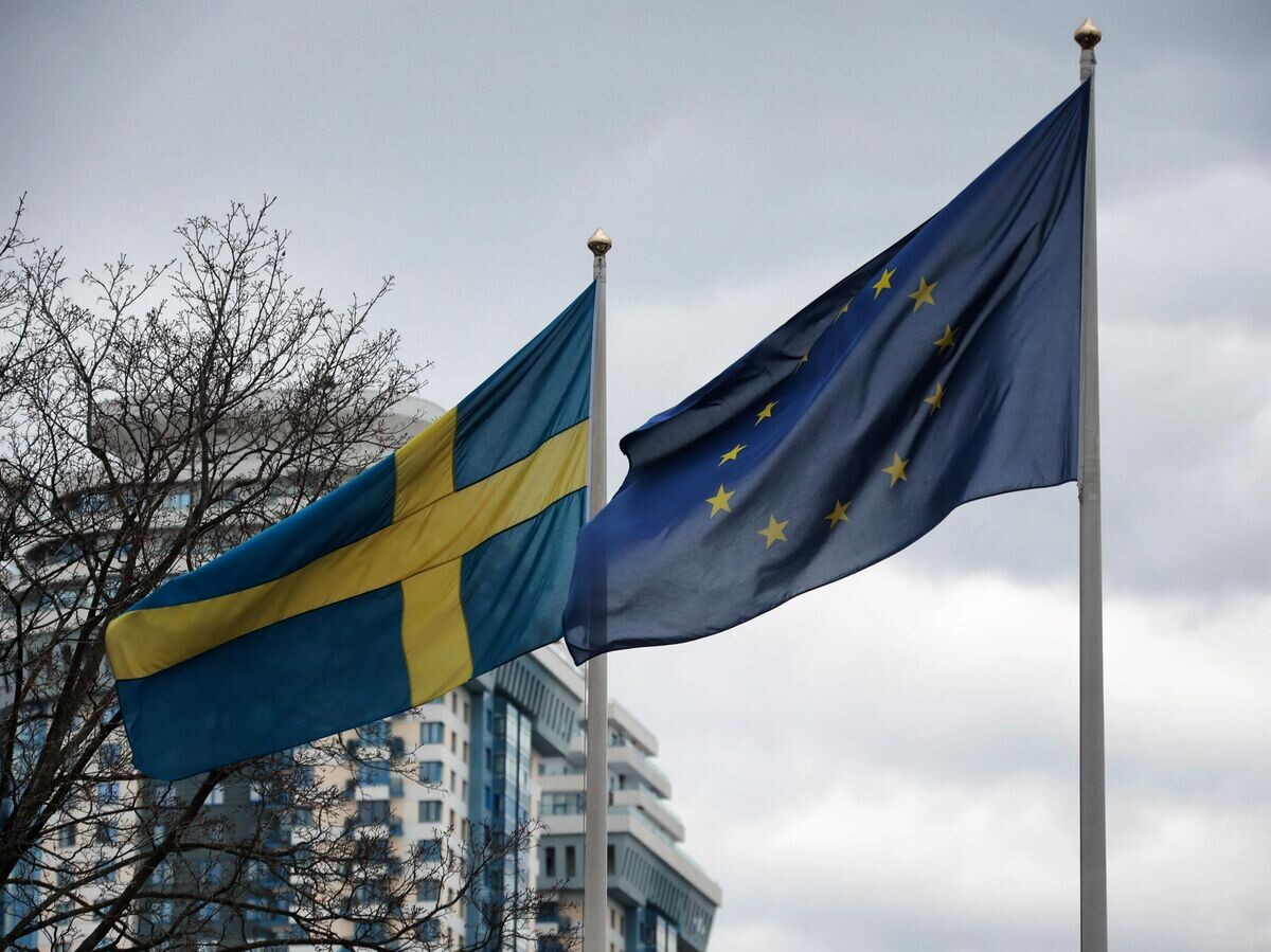    Флаги на территории посольства Швеции в Москве | © РИА Новости / Виталий Белоусов