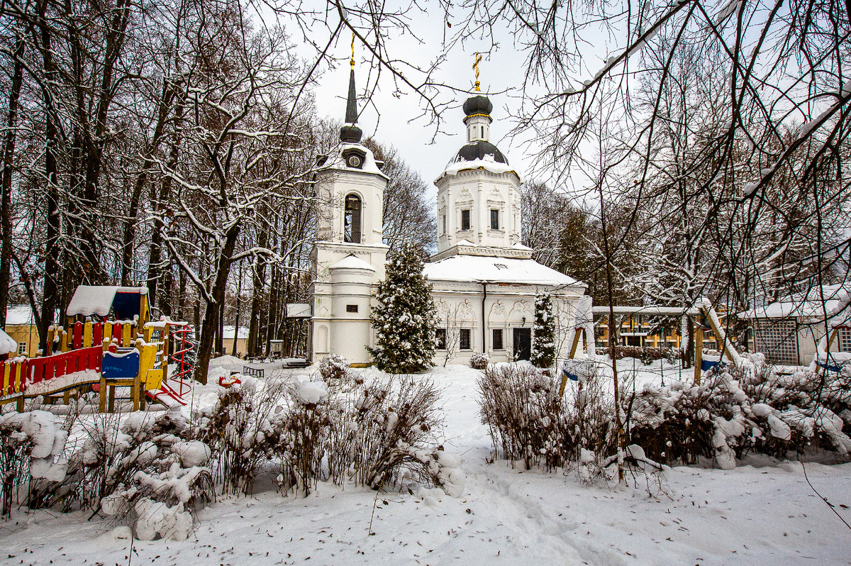 Церковь Рождества Пресвятой Богородицы в усадьбе Васькино. Васькино, муниципальный округ Чехов, Московская область. Фото автора статьи 