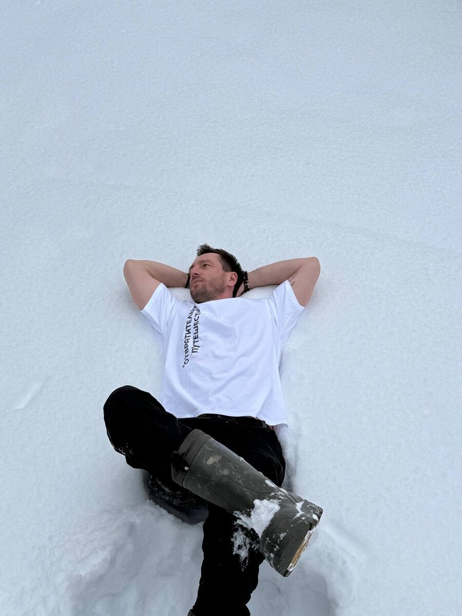 Олег радуется снегу, фото из личного архива "Отвратительных" путешествий"