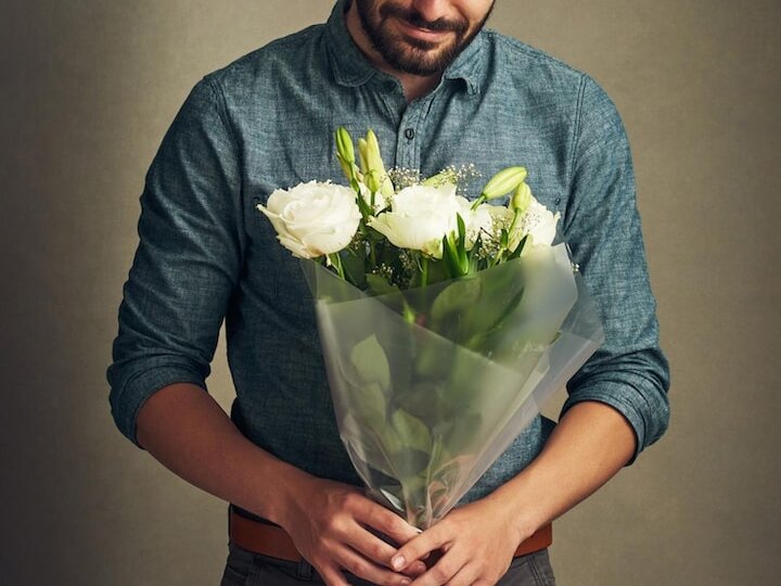 Зачем нарцисс дарит подарки?