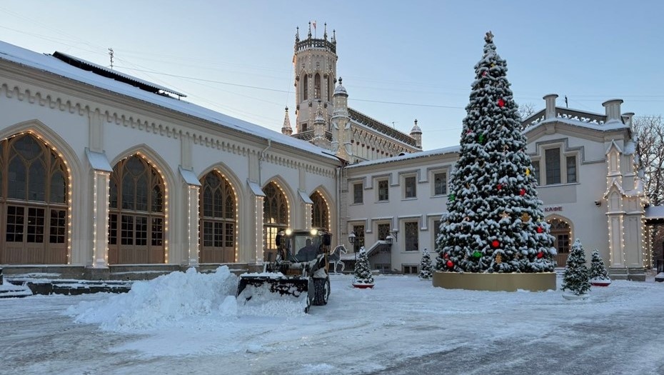    Службы города очищают Петербург от снега в Рождество Автор фото: комитет по благоустройству Петербурга