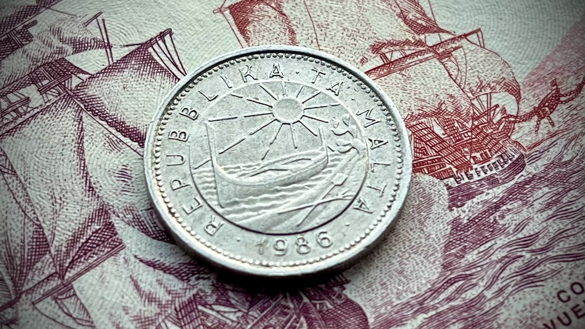 Местные жители до сих пор рассказывают легенды о затонувших храмах, скрытых пещерах и древних сокровищах...