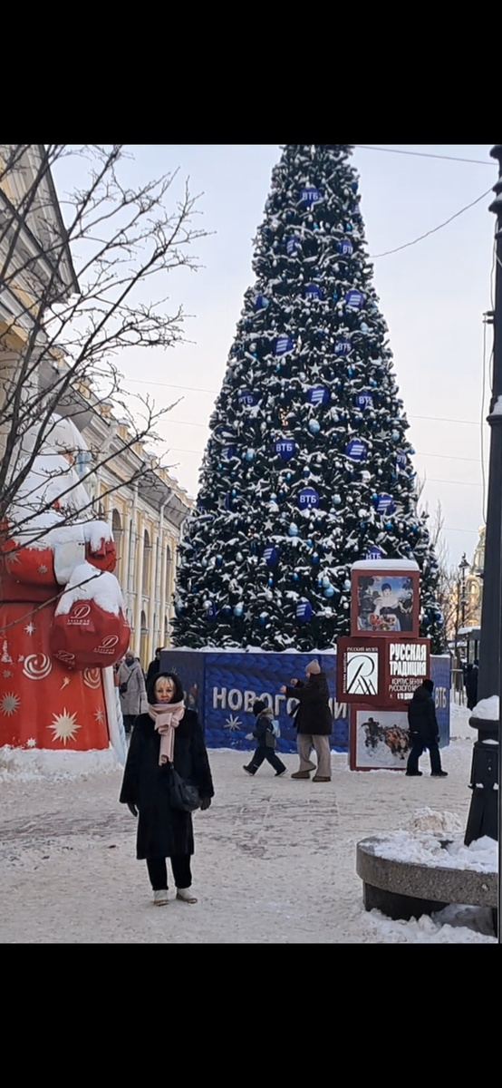 Ёлка у Гостинки. Муж два раза вместо фото снял видео, пришлось делать скриншот