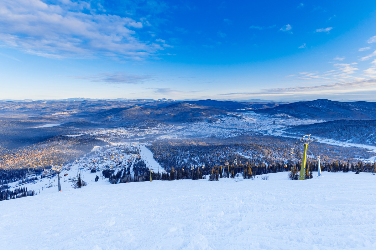 С вершины Шерегеша открываются панорамные виды на тайгу и длинные хребты Горной Шории. Зимой здесь лежит сухой и лёгкий снег, который фрирайдеры считают одним из лучших в России. Фото: Shutterstock
