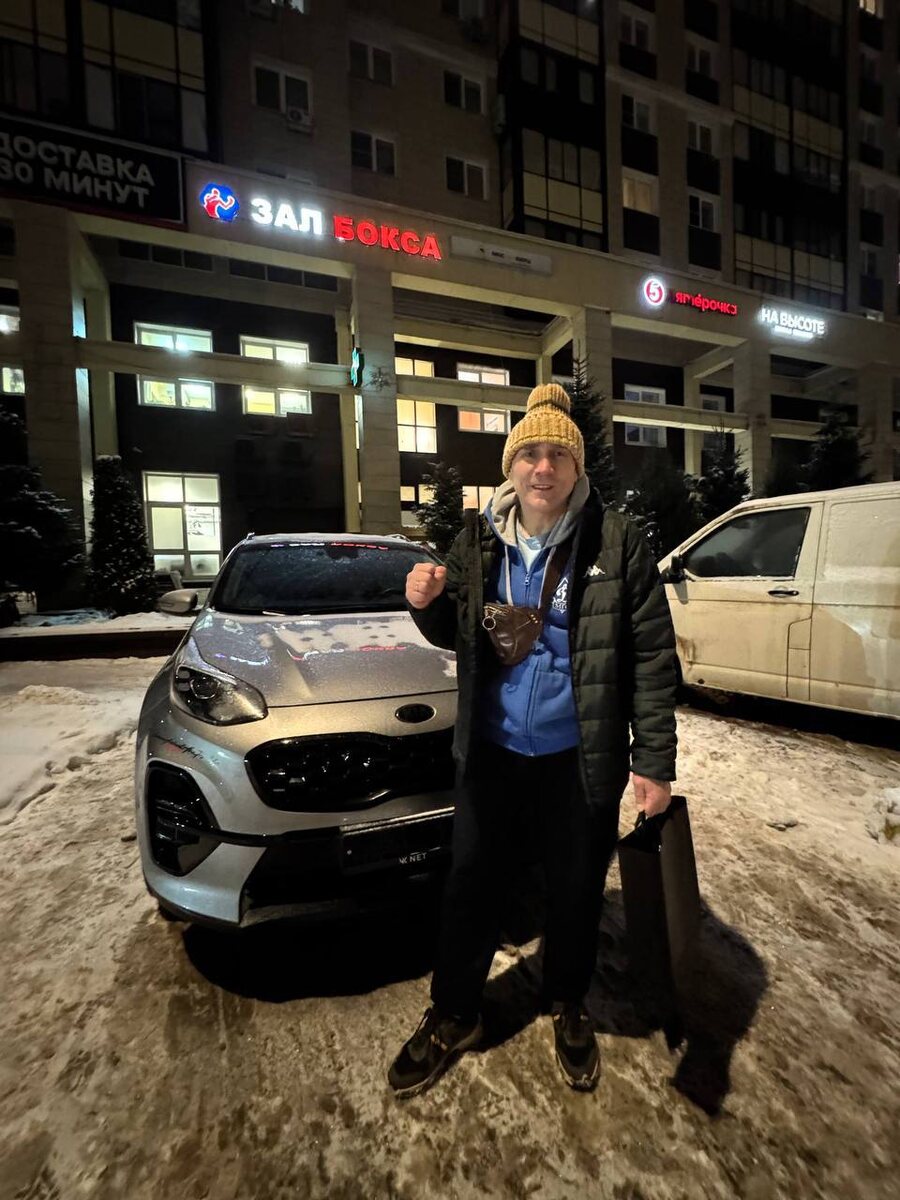 Юрий Александрович со своим новым автомобилем KIA Sportage от NETCARS