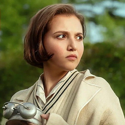     Вышел трейлер детектива «Тайна семи циферблатов» с Мией Маккенной-Брюс, Хеленой Бонем Картер и Мартином Фриманом