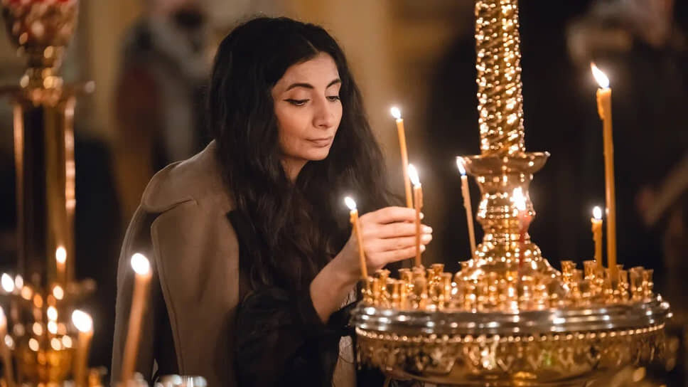 Прихожанка в церкви .📷Фото: Максим Соколов