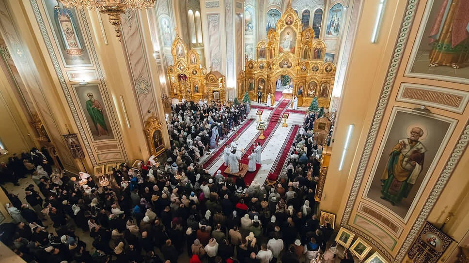 Верующие на рождественской службе в Соборе Рождества Пресвятой Богородицы .📷Фото: Максим Соколов