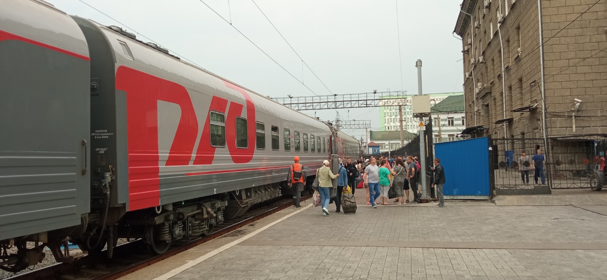 Поезд 92 Москва-Северобайкальск и активная посадка на станции Новосибирск-Главный. Фото моё