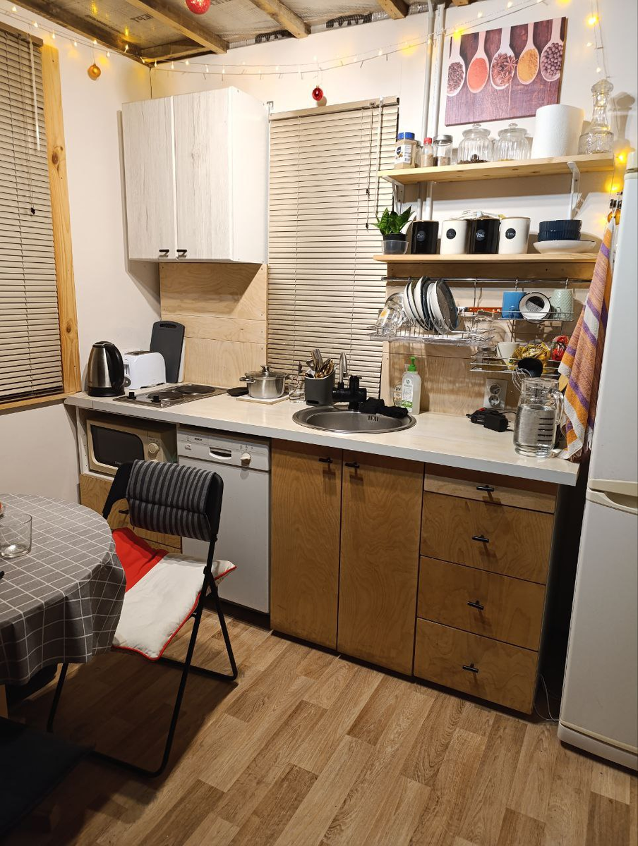 В эту маленькую кухню удалось вписать даже посудомойку