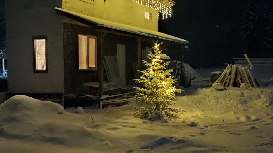 Планировал сарай, а построил дворец: как я превратил обычную бытовку 3х8 в уютный двухэтажный дом